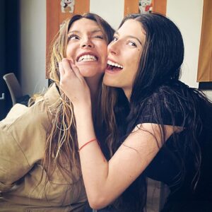 Mónica Ayos Instagram - 👑♥️♈️🥳🎂 🎞️⏳🪄🎉🎁Feliz cumpleaños Victoria de mi vida!!!! @vickydoll22 
"Sentir... que es un soplo la vida, que 20 años no es nada" y vos... de ser mi bebita muñequito de puré a ser una mujer. 
La morocha de mi vida. 
Mi compañera de dibujitos y helado, mi compañera de lágrimas viendo pelis ochenteras🤣
Lo que te escriba acá no te va a sorprender porque tengo la fortuna de decírtelo todos los días.
Se trata tal vez de compartir en esta red mi felicidad de ser tu mamá, mi orgullo al verte crecer tan madura, tan plantada en las decisiones de atravesar lo que venga para cumplir tus sueños, tal vez esto se trate un poco de compartir con quienes se sientan identificados frente a sus seres amados en este sentir, mis pedidos al universo por tu felicidad, por una vida hermosa colmada de plenitud en todos los aspectos, por tus anhelos, tu valentía y las buenas elecciones en tu camino. Nada que no te haya dicho, nada que no sepas. El tiempo vuela hija, y siempre te invitaré a disfrutar de esta y de cada etapa que construyas para tu destino soñado. Contas conmigo . Incondicional. Te amo tanto. Mamá