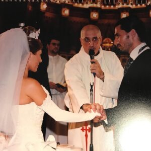 Mónica Ayos Instagram - #felizaniversario 
Hoy hace 21 años apostábamos a nosotros 👰🏼‍♀️🤵🏻💍💍
Que pedazo de historia construimos pibe! 
Dos décadas repletas de una proyección soñada y de anécdotas recorriendo el mundo juntos, celebrando nuestros triunfos y acompañando en aquellas derrotas de las que nos levantamos fortalecidos en busca de más. Crecimos juntos en todos los aspectos, y construimos este familión.
Que hermosa timba la nuestra.. esa costumbre genial de confiar y esperar...y que suerte la mía de tenerte... aunque "la suerte es la confluencia de preparación y  oportunidad" y a mí  el amor me sorprendió listísima para hacerlo desde mi versión mas grosa😇y me subí a esta aventura con vos. Con el diario del lunes, equipazo. Te amo tanto Diego Olivera. Felices 21 años de casados g0rd0!! @diegooliveraok