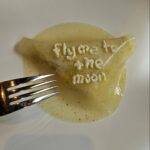 Müge Boz Instagram - Çok beğendim @telezzuz.ist 🫶 . Bitki odaklı, fine-dining bir restaurant benim İstanbul'da uzun zamandır beklediğim bir konseptti. . Her zaman söylerim, ülkemiz bitki, sebze ve meyve çeşitliliği açısından bu tarz bitki bazlı konseptlere çok açık bir ülke. Burası da çok güzel bir örneği olmuş. Ellerinize sağlık. Alışılagelmiş sebze yemeklerininin farklı yorumlarını tatmak beni o kadar mutlu etti ki. 🥰 . @toremsazakaydin beraber ne güzel bir buluşmaydı, tadı damağımda kaldı her anlamda 🥰 . Oh misss😍 #reklam