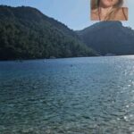 Müge Boz Instagram - Anne olmayı düşünen, hamile olan her kadın ve baba adayları bu kitabı mutlaka okumalarını tavsiye ederim. Biz Caner'le, ben Vinå'ya hamileyken okumuştuk, aşırı etkilendik. Çok faydasını gördük. Şimdi bir daha okuyoruz. Baya ağır söylemleri de var yazarın, bence hepsinde oldukça haklı. Okuyanlar var mı bu kitabı? Kitaptan bikaç alıntı bırakıyorum buraya; • Çoğu anne kendi iç durumlarının rahimlerindeki çocuk üzerindeki büyük etkiyi tahmin bile edemez. Henüz ana rahmindeyken annesinden değersiz elementler almış olan bir çocuğu hiçbir eğitimci veya öğretmen dönüştüremez. • Hamile bir kadının sadece aydınlık düşünceleri sayesinde içinde büyümekte olan tohum, kadının vereceği saf, değerli materyalleri emecek ve bir gün büyük bir sanatçı veya parlak bir bilim insanı dünyaya getirecektir. • Tabiat kadınlara özel güçler vermiştir ancak kadınlar bu gücü kötü bir biçimde kullanmış veya hiç kullanmamıştır. Kadınların, bu güçlerin farkına varmaları ve insan ırkının kaderinin kendi avuçlarında olduklarını kavramaları önemlidir. 🤰🏼❤️ ( son fotoğraf Vina'ya hamileliğimden Caner kitaba başlarken çekmiş🫶 )