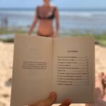 Müge Boz Instagram - Anne olmayı düşünen, hamile olan her kadın ve baba adayları bu kitabı mutlaka okumalarını tavsiye ederim. Biz Caner'le, ben Vinå'ya hamileyken okumuştuk, aşırı etkilendik. Çok faydasını gördük. Şimdi bir daha okuyoruz. Baya ağır söylemleri de var yazarın, bence hepsinde oldukça haklı. Okuyanlar var mı bu kitabı? Kitaptan bikaç alıntı bırakıyorum buraya; • Çoğu anne kendi iç durumlarının rahimlerindeki çocuk üzerindeki büyük etkiyi tahmin bile edemez. Henüz ana rahmindeyken annesinden değersiz elementler almış olan bir çocuğu hiçbir eğitimci veya öğretmen dönüştüremez. • Hamile bir kadının sadece aydınlık düşünceleri sayesinde içinde büyümekte olan tohum, kadının vereceği saf, değerli materyalleri emecek ve bir gün büyük bir sanatçı veya parlak bir bilim insanı dünyaya getirecektir. • Tabiat kadınlara özel güçler vermiştir ancak kadınlar bu gücü kötü bir biçimde kullanmış veya hiç kullanmamıştır. Kadınların, bu güçlerin farkına varmaları ve insan ırkının kaderinin kendi avuçlarında olduklarını kavramaları önemlidir. 🤰🏼❤️ ( son fotoğraf Vina'ya hamileliğimden Caner kitaba başlarken çekmiş🫶 )