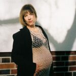 Müge Boz Instagram - Last call 🤰🏼 . Doğum zamanı yaklaştıkça etraftan sıkça duyduğum bir laf var; Allah kurtarsın🤨 Hamilelik neden bazılarının gözünde kurtulunması gereken bir şey? Doğum yapacak bir anneye hapishanedekilere de söylenen cümlenin aynısının söylenmesinin onu daha da panikleteceğini kimse düşünmüyor mu? Neden hamilelik ve annelikle ilgili bu olumsuz söylemler dilimize yerleşmiş? . Bu düşüncelerle son haftama giriş yapıyorum 😇🧿🙏 📸 @camiruizlora from Berlin 📍 Styling 🌹 @berilkayar