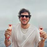 Müge Boz Instagram - Seninleyken hep en şanslı,  hep ışık dolu, hep ışıl ışıl hissediyorum. Seninle beraber yürümek, yaşamak, sevmek, sevgi saçmak ne kadar değerli... Iyi ki doğdun may lav.❤️ Nice nice 'en' lerle dolu yıllara...  Always Luckies 😉 @canererdeniz🥂
