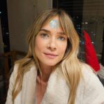 Müge Boz Instagram - Dumplandınız 🫠💫❤️😇neler olmuş neler 1- enerjimi artırmak için Vinå bana bu parlak sticker'ı yapıştırdı. Bence bu 3. Göz muhabbetlerini doğuştan biliyo 🤭 2- Caner'in ellerinin tüm göbeğimi kaplaması peki 😆Aşırı seviyorum bebeklerim 🥰 3- Son kotlar... düğmelerin kapanmasına 1 var. 4- Bu ışıltılı hayatı sen mi seçtin minnoşum😜#VinåStar 5- Caner'in her zaman Vina'ya gururla bakması.... 6- Carnaval / minişin okulundaki karnaval etkinliğinden hatıra 7- Kaş boyama trendi geri döndü... bu işte çok iyisin be minnoşum. 8- Olumlamalar artık her yerde...Aldım kabul ettim kilo yapmıyo😜 777 🙌 9- Hamilelik kozumu kullanıp cheesecake imi de yediğim bir an... 10- Çekim hazırlığı... yıllardır hayalim olan yeni bir projeye başlıyorum. Nazar boncuklarımı bolca koyuyorum 🧿🧿🧿🧿