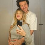 Müge Boz Instagram - Dumplandınız 🫠💫❤️😇neler olmuş neler 1- enerjimi artırmak için Vinå bana bu parlak sticker'ı yapıştırdı. Bence bu 3. Göz muhabbetlerini doğuştan biliyo 🤭 2- Caner'in ellerinin tüm göbeğimi kaplaması peki 😆Aşırı seviyorum bebeklerim 🥰 3- Son kotlar... düğmelerin kapanmasına 1 var. 4- Bu ışıltılı hayatı sen mi seçtin minnoşum😜#VinåStar 5- Caner'in her zaman Vina'ya gururla bakması.... 6- Carnaval / minişin okulundaki karnaval etkinliğinden hatıra 7- Kaş boyama trendi geri döndü... bu işte çok iyisin be minnoşum. 8- Olumlamalar artık her yerde...Aldım kabul ettim kilo yapmıyo😜 777 🙌 9- Hamilelik kozumu kullanıp cheesecake imi de yediğim bir an... 10- Çekim hazırlığı... yıllardır hayalim olan yeni bir projeye başlıyorum. Nazar boncuklarımı bolca koyuyorum 🧿🧿🧿🧿