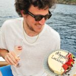 Müge Boz Instagram - Seninleyken hep en şanslı,  hep ışık dolu, hep ışıl ışıl hissediyorum. Seninle beraber yürümek, yaşamak, sevmek, sevgi saçmak ne kadar değerli... Iyi ki doğdun may lav.❤️ Nice nice 'en' lerle dolu yıllara...  Always Luckies 😉 @canererdeniz🥂