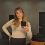 Müge Boz Instagram - Perşembe hatırlatması 💌 #Dump 1 . Makyaj masası ışığı severiz 2. Hector tatil günleri vinayla uyumaya başladı 3. film keyfi popcorn'u babişko yaptı 4. Uzun zaman sonra sinemaya gidebildik Emma stone ( poor things ) 5. Pilatesimi aksatmıyorum 6. Ayıma girdim 6. Aile selfiemiz 1 mevcut gizli özne:) 7. Ham çökelek 😂 vina telefonu ele geçirmiş 8. Star tv yayın öncesi 💫