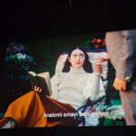 Müge Boz Instagram - Perşembe hatırlatması 💌 #Dump 1 . Makyaj masası ışığı severiz 2. Hector tatil günleri vinayla uyumaya başladı 3. film keyfi popcorn'u babişko yaptı 4. Uzun zaman sonra sinemaya gidebildik Emma stone ( poor things ) 5. Pilatesimi aksatmıyorum 6. Ayıma girdim 6. Aile selfiemiz 1 mevcut gizli özne:) 7. Ham çökelek 😂 vina telefonu ele geçirmiş 8. Star tv yayın öncesi 💫