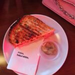 Müge Boz Instagram - Dumplandınız 🫠💫❤️😇neler olmuş neler 1- enerjimi artırmak için Vinå bana bu parlak sticker'ı yapıştırdı. Bence bu 3. Göz muhabbetlerini doğuştan biliyo 🤭 2- Caner'in ellerinin tüm göbeğimi kaplaması peki 😆Aşırı seviyorum bebeklerim 🥰 3- Son kotlar... düğmelerin kapanmasına 1 var. 4- Bu ışıltılı hayatı sen mi seçtin minnoşum😜#VinåStar 5- Caner'in her zaman Vina'ya gururla bakması.... 6- Carnaval / minişin okulundaki karnaval etkinliğinden hatıra 7- Kaş boyama trendi geri döndü... bu işte çok iyisin be minnoşum. 8- Olumlamalar artık her yerde...Aldım kabul ettim kilo yapmıyo😜 777 🙌 9- Hamilelik kozumu kullanıp cheesecake imi de yediğim bir an... 10- Çekim hazırlığı... yıllardır hayalim olan yeni bir projeye başlıyorum. Nazar boncuklarımı bolca koyuyorum 🧿🧿🧿🧿
