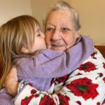 Müge Boz Instagram - Caner'in ananesi, Zehra ananeyle ilk tanıştığım gün, Caner bizi yemeğe çıkarmıştı. "Anane evleneceğim kız nasıl buldun" demiş, eliyle ağzını kapatıp, 'güzel kız, olur olur" demişti muzipçe. Ben genelde hep hikayelerini dinledim, kendisiyle geç tanıştım. Hanımefendiliği ile hem çocuklarını hem torunlarını harika yetiştirmiş biri. Vina ile beraber Karşıyaka sokaklarına bakan balkonda keyifle kahvaltınızı yapıp, güvercinlere yem vermenizi hep hatırlayacağım. 100 yaşında bu dünyaya veda etti. Çok güzel anılar biriktirmiş Zehra Anane, huzur içinde uyu. Tüm ailemizin başı sağolsun 🙏