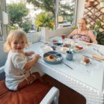 Müge Boz Instagram - Caner'in ananesi, Zehra ananeyle ilk tanıştığım gün, Caner bizi yemeğe çıkarmıştı. "Anane evleneceğim kız nasıl buldun" demiş, eliyle ağzını kapatıp, 'güzel kız, olur olur" demişti muzipçe. Ben genelde hep hikayelerini dinledim, kendisiyle geç tanıştım. Hanımefendiliği ile hem çocuklarını hem torunlarını harika yetiştirmiş biri. Vina ile beraber Karşıyaka sokaklarına bakan balkonda keyifle kahvaltınızı yapıp, güvercinlere yem vermenizi hep hatırlayacağım. 100 yaşında bu dünyaya veda etti. Çok güzel anılar biriktirmiş Zehra Anane, huzur içinde uyu. Tüm ailemizin başı sağolsun 🙏