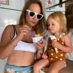 Müge Boz Instagram - Anne olmayı seninle beraber öğrendim minik papatyam. Sen günden güne büyürken ben de olgunlaştım seninle. Hele konuşmaya başladığın zaman, seninle sohbetlerimizde hayata bambaşka bakmaya başladım. Görmediğim detayları gösterdin bana. Bambaşka duygu pencereleri açtın bana. Sana o kadar hayranım ki, iyi ki benim kızımsın. Seninle baş başa o kadar güzel bir yolculuk yaptık ki… çok şanslıyım. . Bundan sonra kardeşin de bizimle olacak. 3’lü olarak voltranı oluşturacağız. Anneler Günüm, anneler günümüz kutlu olsun. Seviyorum, öpüyorum en kocamanından ❤️😘 #Annelergünü