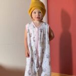 Müge Boz Instagram - Anne olmayı seninle beraber öğrendim minik papatyam. Sen günden güne büyürken ben de olgunlaştım seninle. Hele konuşmaya başladığın zaman, seninle sohbetlerimizde hayata bambaşka bakmaya başladım. Görmediğim detayları gösterdin bana. Bambaşka duygu pencereleri açtın bana. Sana o kadar hayranım ki, iyi ki benim kızımsın. Seninle baş başa o kadar güzel bir yolculuk yaptık ki… çok şanslıyım. . Bundan sonra kardeşin de bizimle olacak. 3’lü olarak voltranı oluşturacağız. Anneler Günüm, anneler günümüz kutlu olsun. Seviyorum, öpüyorum en kocamanından ❤️😘 #Annelergünü