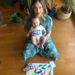 Müge Boz Instagram - Anne olmayı seninle beraber öğrendim minik papatyam. Sen günden güne büyürken ben de olgunlaştım seninle. Hele konuşmaya başladığın zaman, seninle sohbetlerimizde hayata bambaşka bakmaya başladım. Görmediğim detayları gösterdin bana. Bambaşka duygu pencereleri açtın bana. Sana o kadar hayranım ki, iyi ki benim kızımsın. Seninle baş başa o kadar güzel bir yolculuk yaptık ki… çok şanslıyım. . Bundan sonra kardeşin de bizimle olacak. 3’lü olarak voltranı oluşturacağız. Anneler Günüm, anneler günümüz kutlu olsun. Seviyorum, öpüyorum en kocamanından ❤️😘 #Annelergünü