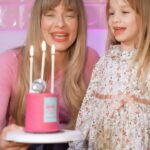Müge Boz Instagram - Kim olduğumuzu ve kim olmak istediğimizi keşfetmek için bizi cesaretlendiren Barbie, bugün 65. yaşını kutluyor! 🎂Hadi gelin, bu özel günde Barbie’den ilham aldığınız bir hikayenizi #Barbiehikayem etiketiyle paylaşarak siz de bu kutlamaya katılın!🥰 #işbirliği