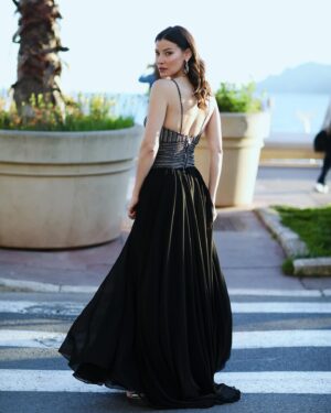 Müjde Uzman Instagram - From #mipcom2024 
Dress: @zeynepkartalofficial
Saç: @sabitakkaya
📸: @bettymazalto_photography