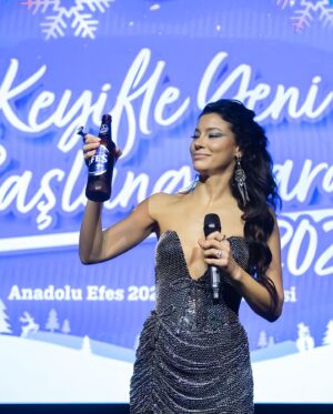 Müjde Uzman Instagram - Geçtiğimiz ay Türkiye’nin en köklü kuruluşlarından biri olan Anadolu Grup bünyesindeki Anadolu Efes’in çok keyifli geçen yeni yıl partisinin moderatörlüğü tarafıma emanetti🎤🍻 
#anadolugrubu #anadoluefes