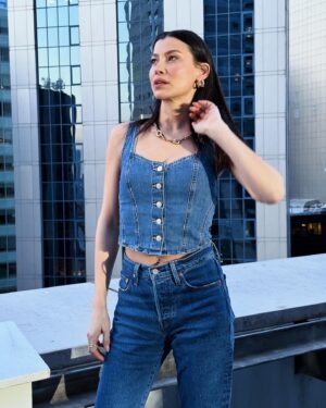 Müjde Uzman Instagram - 🏙️
Styling: @tambirleydi 
Denim on denim @levis_tr 
Shoes & neclace: @mango 
#reklam