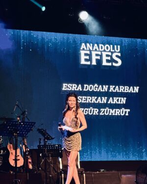 Müjde Uzman Instagram - Geçtiğimiz ay Türkiye’nin en köklü kuruluşlarından biri olan Anadolu Grup bünyesindeki Anadolu Efes’in çok keyifli geçen yeni yıl partisinin moderatörlüğü tarafıma emanetti🎤🍻 
#anadolugrubu #anadoluefes