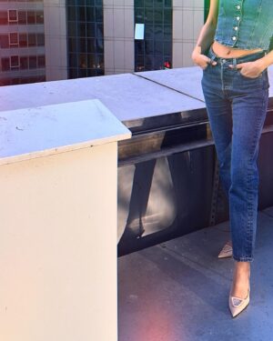 Müjde Uzman Instagram - 🏙️
Styling: @tambirleydi 
Denim on denim @levis_tr 
Shoes & neclace: @mango 
#reklam
