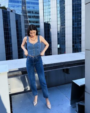 Müjde Uzman Instagram - 🏙️
Styling: @tambirleydi 
Denim on denim @levis_tr 
Shoes & neclace: @mango 
#reklam