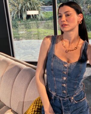 Müjde Uzman Instagram - 🏙️
Styling: @tambirleydi 
Denim on denim @levis_tr 
Shoes & neclace: @mango 
#reklam