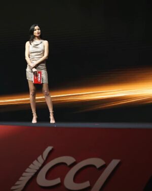 Müjde Uzman Instagram - Coca Cola İçecek 2024 İş Ortakları Buluşması Premium İçecek Kategorisi sunumunu bana emanet ettikleri için @cocacolaicecek ‘e çok teşekkürler. Bu ihtişamlı sahnede olmak benim için ayrıca heyecan vericiydi.
#cci2024 #cocacolaiçecek
@oksijen_events
@eventpartners
@salihaabaygurcay
@rhpozitifmenajerlik @rahsanozkilicfelder
Elbise: @begumbdh 
📸: @burcingezen