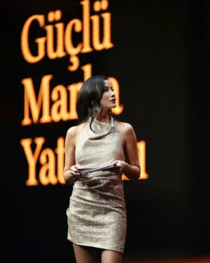 Müjde Uzman Instagram - Coca Cola İçecek 2024 İş Ortakları Buluşması Premium İçecek Kategorisi sunumunu bana emanet ettikleri için @cocacolaicecek ‘e çok teşekkürler. Bu ihtişamlı sahnede olmak benim için ayrıca heyecan vericiydi.
#cci2024 #cocacolaiçecek
@oksijen_events
@eventpartners
@salihaabaygurcay
@rhpozitifmenajerlik @rahsanozkilicfelder
Elbise: @begumbdh 
📸: @burcingezen