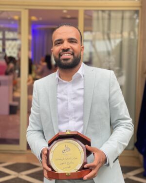 MOHAMED BASSOU Instagram - ماعندي مانخبي عليكم سي الكالة خدا جائزة التألق من صنف الأعمال الكوميدية لهذه السنة شكرا مجلة سفيركم في شخص ابتسام مشكور وجميع الساهرين على هذه الجوائز، شكرا استوديو ثلاثة وكل من ساهمو في انجاح العمل❤️❤️👏🏻👏🏻
نسيت، كيجاتك الحطة؟؟؟
@talata.studio