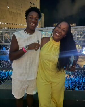 Maíra Azevedo Instagram - Meu melhor amigo saiu do meu ventre, foi no mês das mães que ele nasceu…para ser sempre meu presente! Há uma semana do seu aniversário, tivemos a oportunidade de assistir um show de @emicida juntos! Chorei em vários momentos…de nostalgia, da época que a gente comia soja como proteína, pq a grana não dava para comprar carne, mas a gente se alimentava também de esperança, de BOA ESPERANÇA! Ele pedia para assistir esse clipe de Emicida sempre que chegava da escola…e passou a ser d fã…A gente ouvia a trilha no caminho da Escola que ele estudava…e em pouco tempo MANDUME assou a ser a nossa música. Tipo aqueles códigos de amigos…Mandume é nossa trilha de vitória, de conquistas de realizações…que reafirma nosso Elo, que é amarelo, mas tem tb outras cores. A gente sabe que tudo que a gente tem é nós, por isso a gente se fala no olhar…aprendo tanto com ele…temos conversas difíceis, mas sempre digo LEVANTA E ANDA….pq eu sou sua MÃE e irei com você para MADAGASCAR ou para qualquer outro lugar…pq a nossa história…só a gente sabe! Me tornei aquela mãe boba…sempre que encontro @fiotioficial e @drikbarbosa eu fazia questão de falar da importância da música pra gente…a minha história com meu filho é de resistência e a música de Emicida, muitas vezes, aliviou nossas dores e nos deu a certeza que iríamos ter um futuro e hoje podemos voltar para nossa quebrada de mãos e mentes cheias…porque o correto é partir, voltar e repartir…a gente faz isso! Te amo meu filho @aladekoman