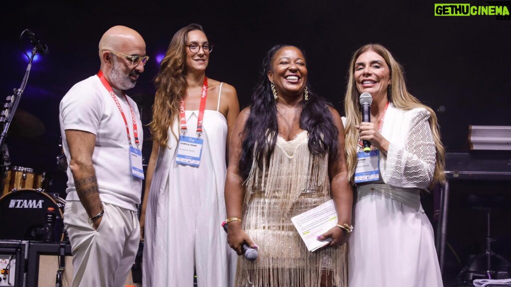 Maíra Azevedo Instagram - Que encontro! 🤎 Um compilado dos primeiros dias como mestre de cerimônia no MNB 2024! Um evento para conexão e troca sobre o cenário do marketing. Que delícia estar com pessoas que compartilham do mesmo propósito! Obrigada pelo convite, @meioemensagem! Está sendo incrível! ✨ Fotos @maquinadafoto