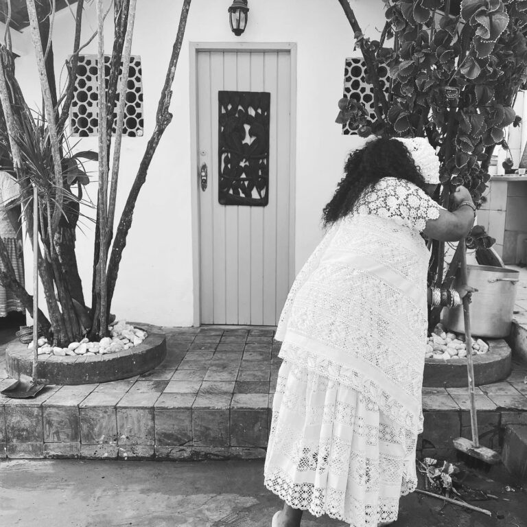 Maíra Azevedo Instagram - E todos os dias eu celebro a minha ancestralidade! Pé no chão e caminhos na mão de orixá