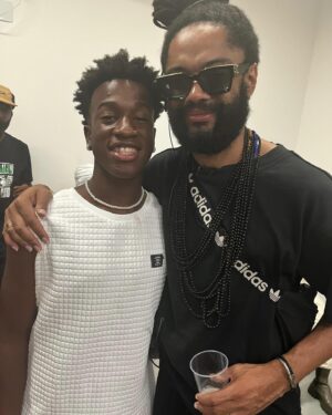 Maíra Azevedo Instagram - Meu melhor amigo saiu do meu ventre, foi no mês das mães que ele nasceu…para ser sempre meu presente! Há uma semana do seu aniversário, tivemos a oportunidade de assistir um show de @emicida juntos! Chorei em vários momentos…de nostalgia, da época que a gente comia soja como proteína, pq a grana não dava para comprar carne, mas a gente se alimentava também de esperança, de BOA ESPERANÇA! Ele pedia para assistir esse clipe de Emicida sempre que chegava da escola…e passou a ser d fã…A gente ouvia a trilha no caminho da Escola que ele estudava…e em pouco tempo MANDUME assou a ser a nossa música. Tipo aqueles códigos de amigos…Mandume é nossa trilha de vitória, de conquistas de realizações…que reafirma nosso Elo, que é amarelo, mas tem tb outras cores. A gente sabe que tudo que a gente tem é nós, por isso a gente se fala no olhar…aprendo tanto com ele…temos conversas difíceis, mas sempre digo LEVANTA E ANDA….pq eu sou sua MÃE e irei com você para MADAGASCAR ou para qualquer outro lugar…pq a nossa história…só a gente sabe! Me tornei aquela mãe boba…sempre que encontro @fiotioficial e @drikbarbosa eu fazia questão de falar da importância da música pra gente…a minha história com meu filho é de resistência e a música de Emicida, muitas vezes, aliviou nossas dores e nos deu a certeza que iríamos ter um futuro e hoje podemos voltar para nossa quebrada de mãos e mentes cheias…porque o correto é partir, voltar e repartir…a gente faz isso! Te amo meu filho @aladekoman
