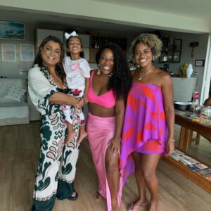 Maíra Azevedo Instagram - Hoje é dia de festa aqui…Dia de comer gostoso e conversar bastante e de dar boas risadas