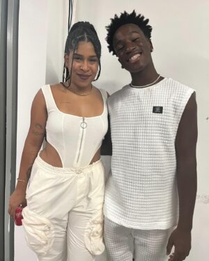 Maíra Azevedo Instagram - Meu melhor amigo saiu do meu ventre, foi no mês das mães que ele nasceu…para ser sempre meu presente! Há uma semana do seu aniversário, tivemos a oportunidade de assistir um show de @emicida juntos! Chorei em vários momentos…de nostalgia, da época que a gente comia soja como proteína, pq a grana não dava para comprar carne, mas a gente se alimentava também de esperança, de BOA ESPERANÇA! Ele pedia para assistir esse clipe de Emicida sempre que chegava da escola…e passou a ser d fã…A gente ouvia a trilha no caminho da Escola que ele estudava…e em pouco tempo MANDUME assou a ser a nossa música. Tipo aqueles códigos de amigos…Mandume é nossa trilha de vitória, de conquistas de realizações…que reafirma nosso Elo, que é amarelo, mas tem tb outras cores. A gente sabe que tudo que a gente tem é nós, por isso a gente se fala no olhar…aprendo tanto com ele…temos conversas difíceis, mas sempre digo LEVANTA E ANDA….pq eu sou sua MÃE e irei com você para MADAGASCAR ou para qualquer outro lugar…pq a nossa história…só a gente sabe! Me tornei aquela mãe boba…sempre que encontro @fiotioficial e @drikbarbosa eu fazia questão de falar da importância da música pra gente…a minha história com meu filho é de resistência e a música de Emicida, muitas vezes, aliviou nossas dores e nos deu a certeza que iríamos ter um futuro e hoje podemos voltar para nossa quebrada de mãos e mentes cheias…porque o correto é partir, voltar e repartir…a gente faz isso! Te amo meu filho @aladekoman