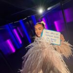 Maïssane Aghioul Instagram - Et voilà DA PAWA c’est finit pour moi 🥹 vraiment une de mes meilleures aventures ✨ j’ai pris tant de plaisir à tourner ce programme et encore plus de plaisir à lire vos réactions tous les soirs ça va me manquer 🥹 on va pas non plus chialer donc petit recap de l’aventure ici ⬇️ Photo 1 : quand je me rends compte que j’aurai du mieux négocier mon salaire pcq 3 fois PP c’est fatigant Photo 2 : j’ai laissé des petits mots à mes camarades car je savais que je les contacterai 🤸‍♀️plus jamais🤸‍♀️ Photo 3 : ma bestie et moi Photo 4 : Carla qui fait une clef de bras à Eddy 😭 Photo 5 : gab fait des vlogs pcq la télé ça paye pas assez Photo 6 : moi et mon autre bestie 😭 Photo 7 : juste avant de rentrer dans ce jeu de zinzin Photo 8 : les jours off 😍 Photo 9 : c’est moi qui pilote Photo 10 : le cerveau derrière mes itv 💙 @ludo_klap @aymericbm et merci à vous les vraies stars ✨