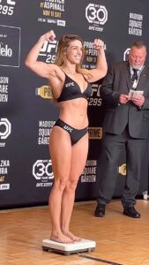 Mackenzie Dern Instagram - Weight made! 115.6lbs! Tomorrow is the night!! 💪🏼👊🏼🙏🏼 • • Peso Batido! 52,5kg! Amanhã é o dia!! 👊🏼💪🏼🙏🏼 • • @megatondias @atrocolimma @eduardo_lopes_fh @rogeriocamoes @coach.antmurataya @tikighosn @pauloghitmanherrera #MKNZ #cantstopwontstop #ufc295 • • 🎥 @marcraimondimma