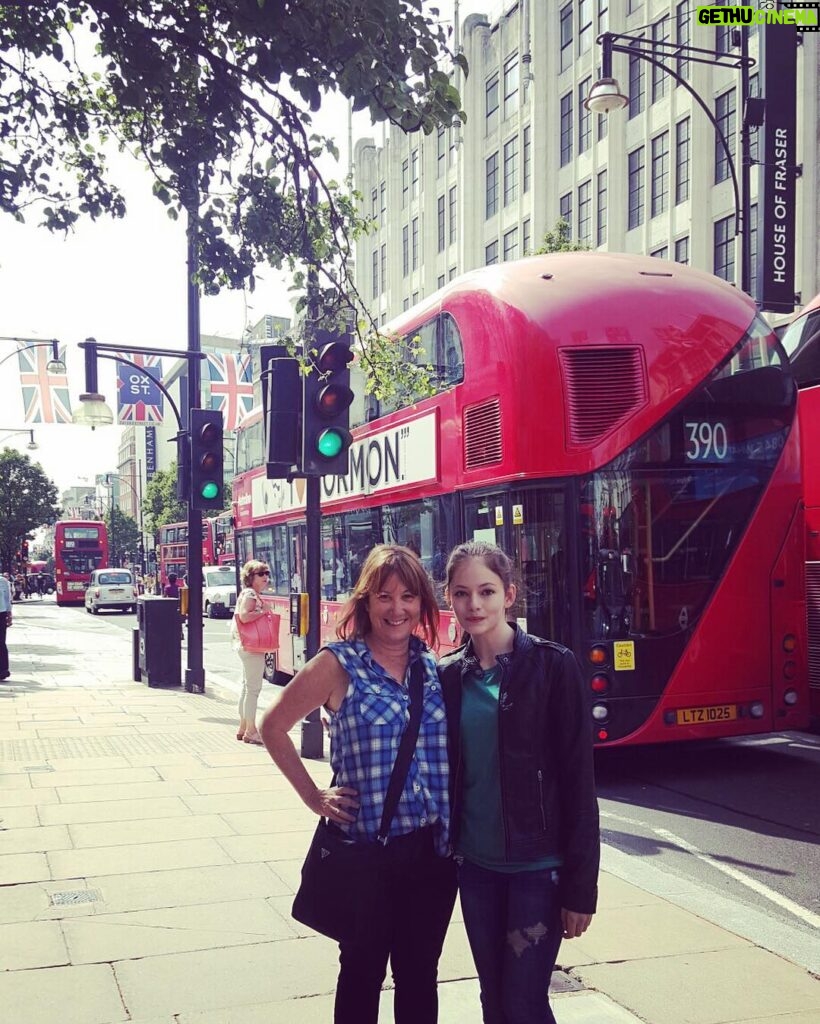 Mackenzie Foy Instagram - London with the queen 🙌🏻👸🏼🇬🇧😉😊