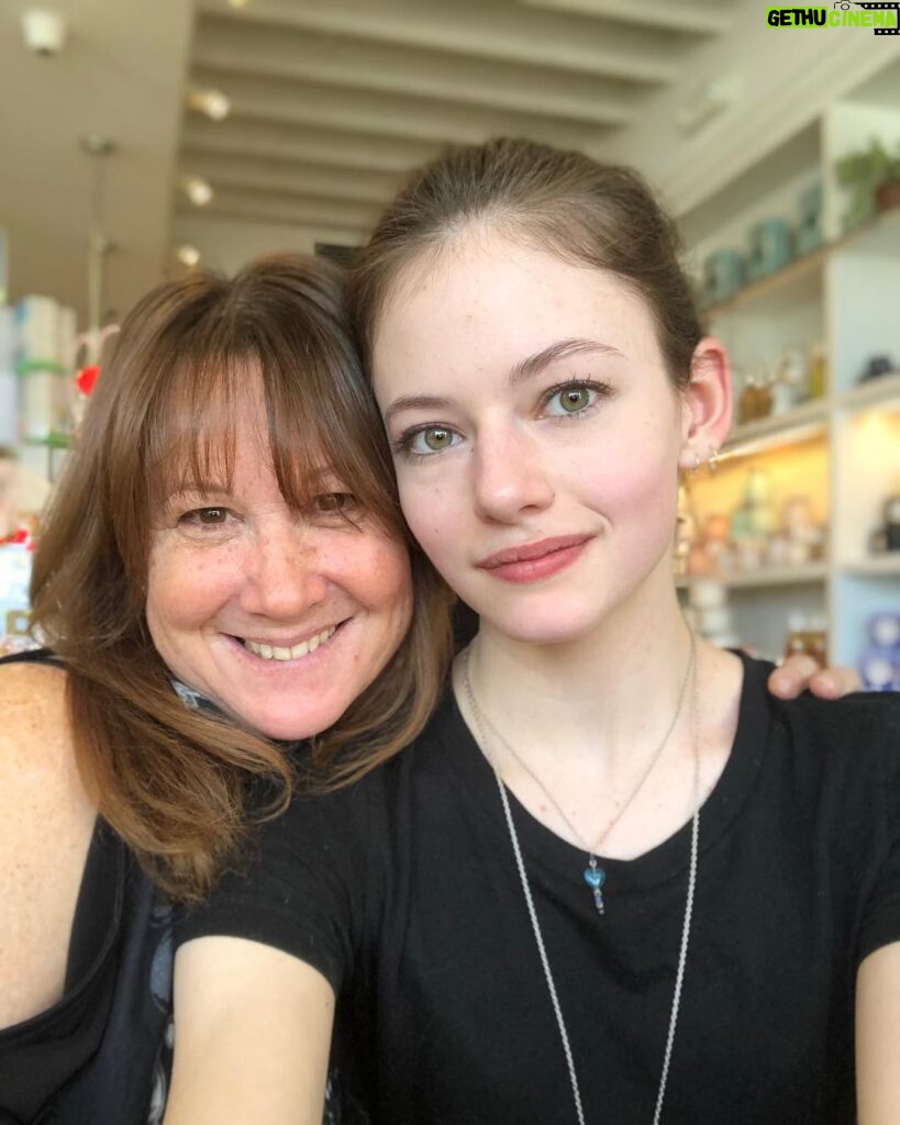 Mackenzie Foy Instagram - Lunch with the Queen!!!!!☺️👸
