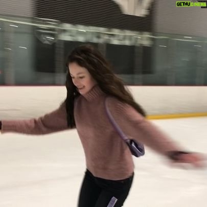 Mackenzie Foy Instagram - Happy New Year!! 🎊 I went ice skating for the first time today and it was so much fun!! ⛸😁