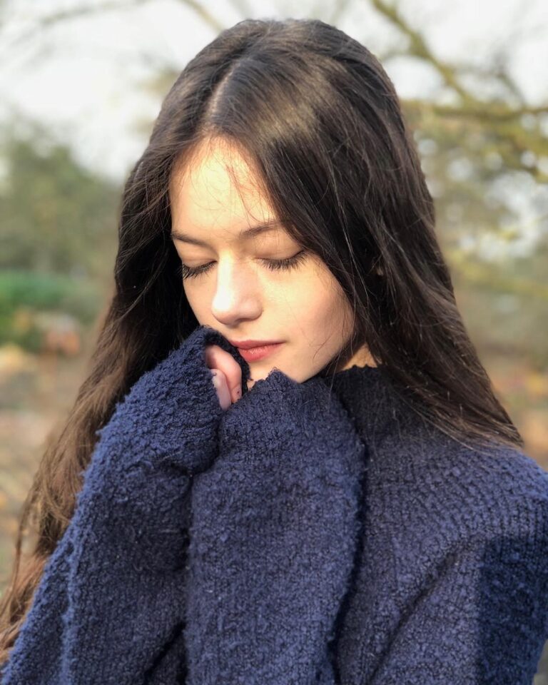 Mackenzie Foy Instagram - Sweater weather 🙃☺️