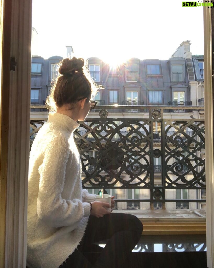 Mackenzie Foy Instagram - Good morning ☀