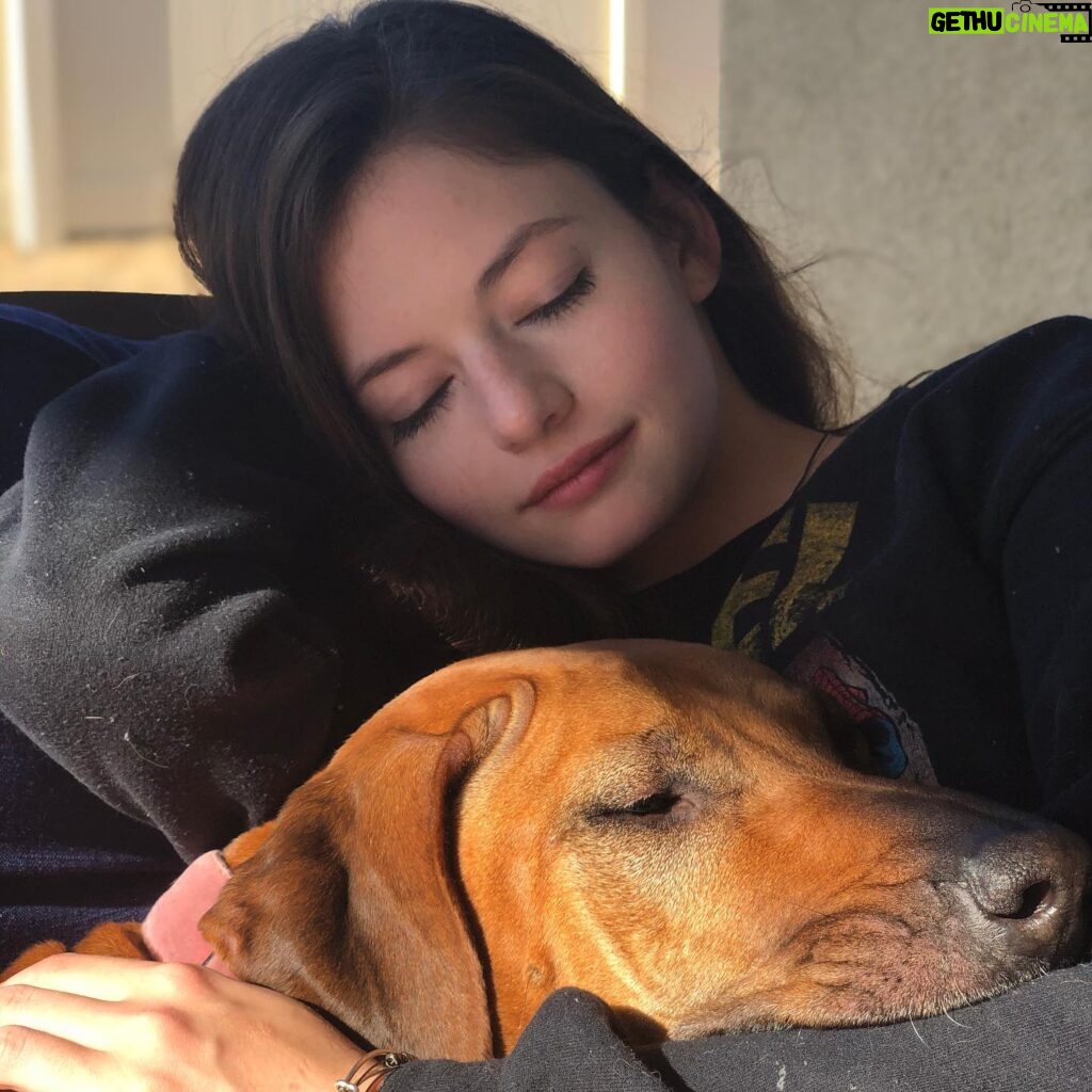 Mackenzie Foy Instagram - Fire cuddles 🥰