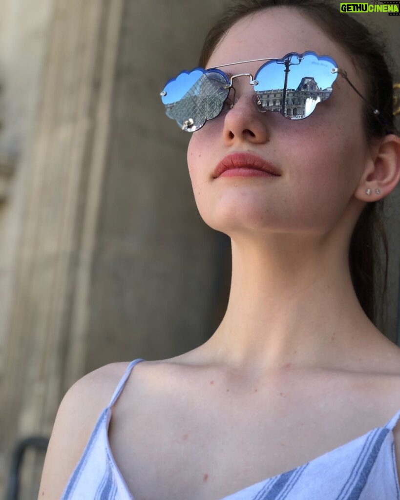 Mackenzie Foy Instagram - The Louvre😌