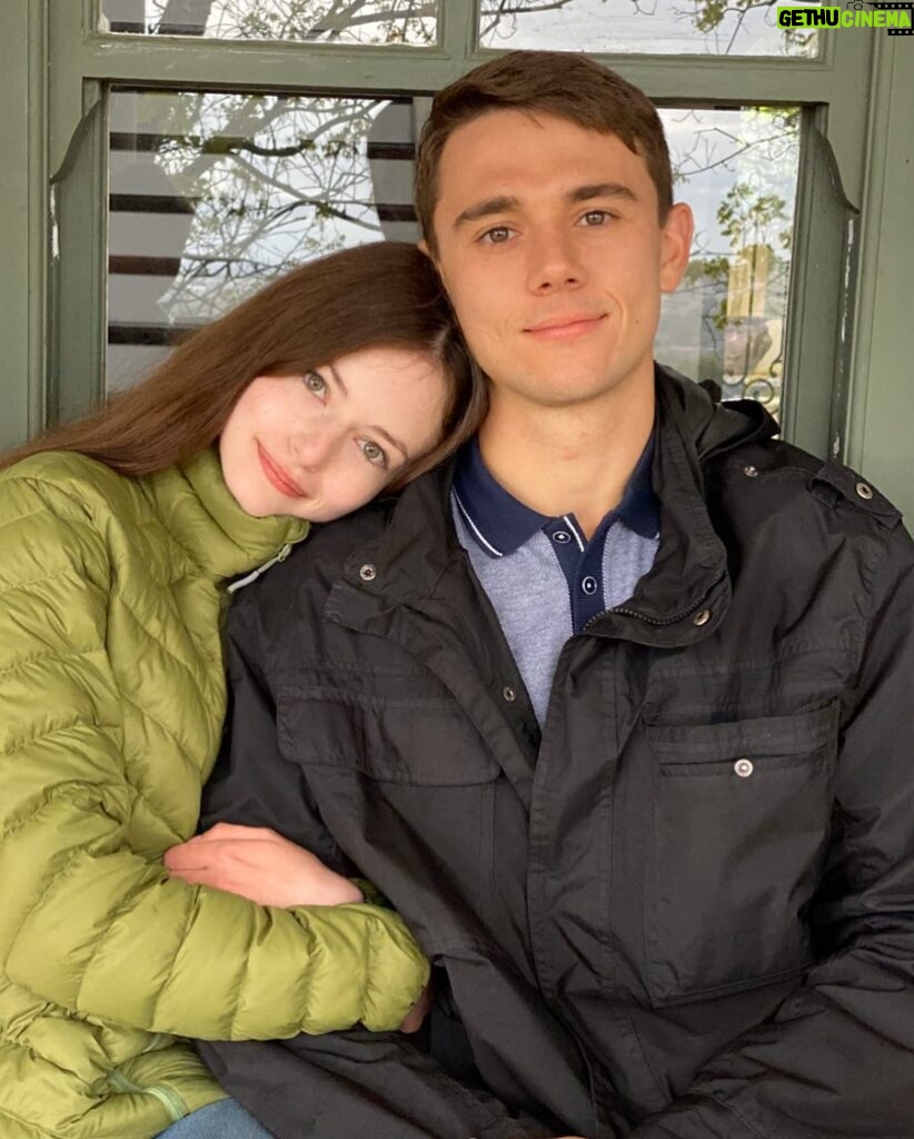 Mackenzie Foy Instagram - Hiding from the rain with this one 💕 @calamlynch 📸 @fern_deacon 😜 #blackbeautymovie