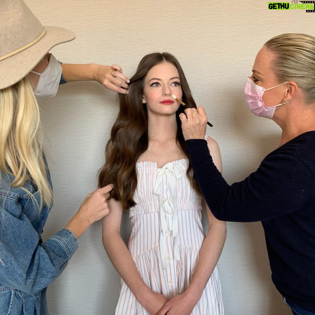 Mackenzie Foy Instagram - Getting ready with the ladies✨@georgieeisdell @bridgetbragerhair @jillandjordan @donnagregory @voguemagazine