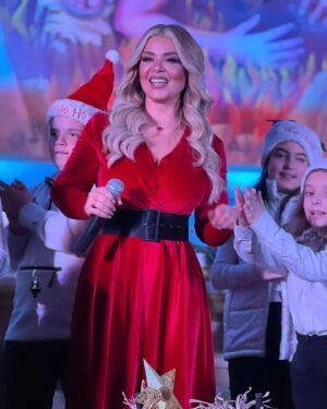 Madeleine Matar Instagram - خلونا نكون فرح العيد ❤️ وين ما نكون ننشر العيد ✨ 
Wishing you a magical and Merry Christmas! May your day be filled with joy, laughter, and festive cheer. 🎄🌟 #merrychristmas #MadeleineMatar 
#مادلين_مطر #فرح_العيد