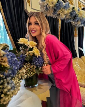 Madeleine Matar Instagram - بداية أسبوع جديدة، فرصة جديدة لتحقيق الأهداف! كيف كان يوم الاثنين يا حلوين؟ 💖 
#MadeleineMatar 
#مادلين_مطر