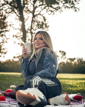 Madeleine Matar Instagram - عندما يلتقي جمال الطبيعة بسحر الغروب، تتلاقى الروحانية والسكينة في قلبي. لحظات تستحق التوثيق والاحتفاظ بها دائمًا. 🌅🌿 #عشاق_الطبيعة

Photo by @elieabouantounn / @trendymindsfr 

Hair & Makeup @eliefares.beauty 

#MadeleineMatar #مادلين_مطر 
#غروب_الشمس #سحر_الغروب