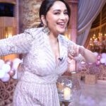 Madhuri Dixit Instagram - Hoga tumse pyaara kaun 💐🫶🏻 #reelsinstagram #reels #viraldance #trendingreels #fyp #trendingnow #wednesdayvibes